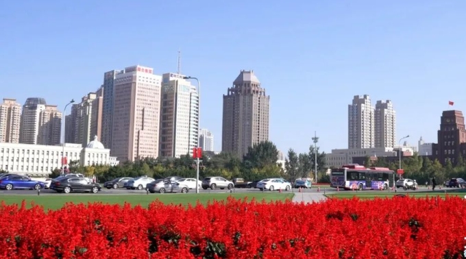 摆鲜花，挂国旗，迎节日！