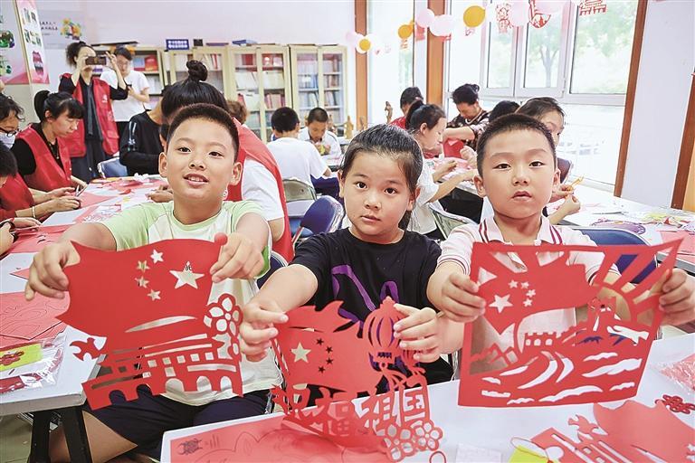 欢歌笑语声声妙 各行各业尽开颜