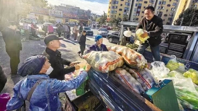 秋菜集中上市首日街头烟火气升腾