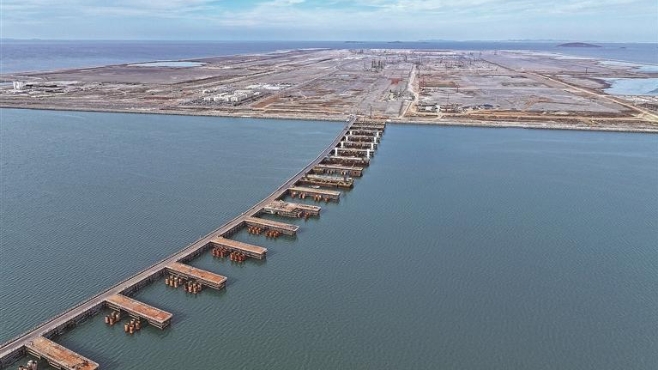 游龙卧岸泊 长虹舞碧波