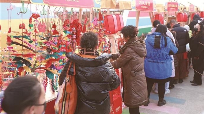 提着年货逛着集市，随时还能看“村晚”