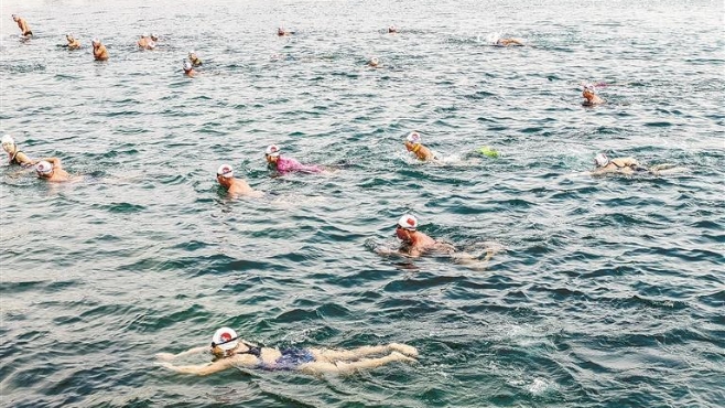 向海而跃“泳”动冬日文旅热浪