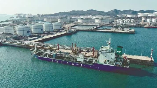 “一船一策”保障外贸油轮快速通关