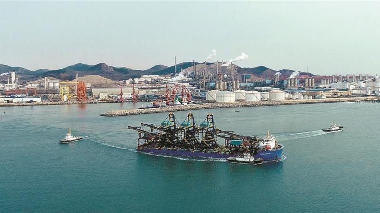 大连边检护航中国高端装备奔赴“一带一路”