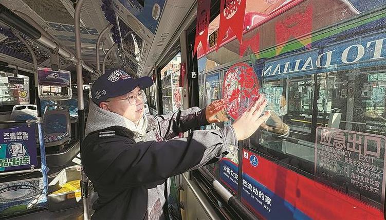 529路特色车厢亮相 马年元素尽显喜庆