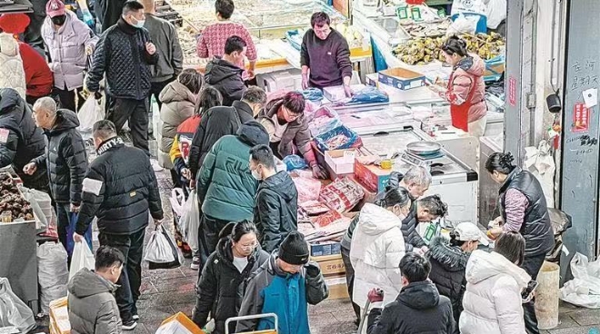 海鲜市场人潮涌动 “大连鲜”撑起年货排面