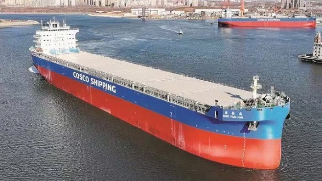 新型多用途粮食运输船“国韵海”号在连命名交付