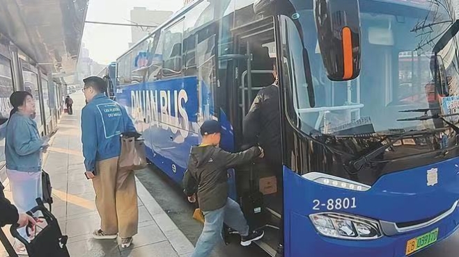 大连环城旅游巴士“焕新”启程