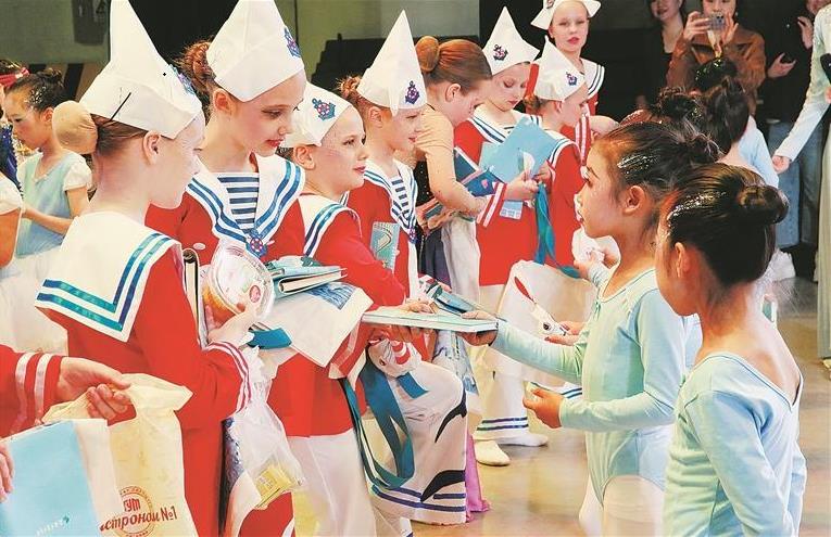 “阳光大连”中俄青少年艺术交流展演举行